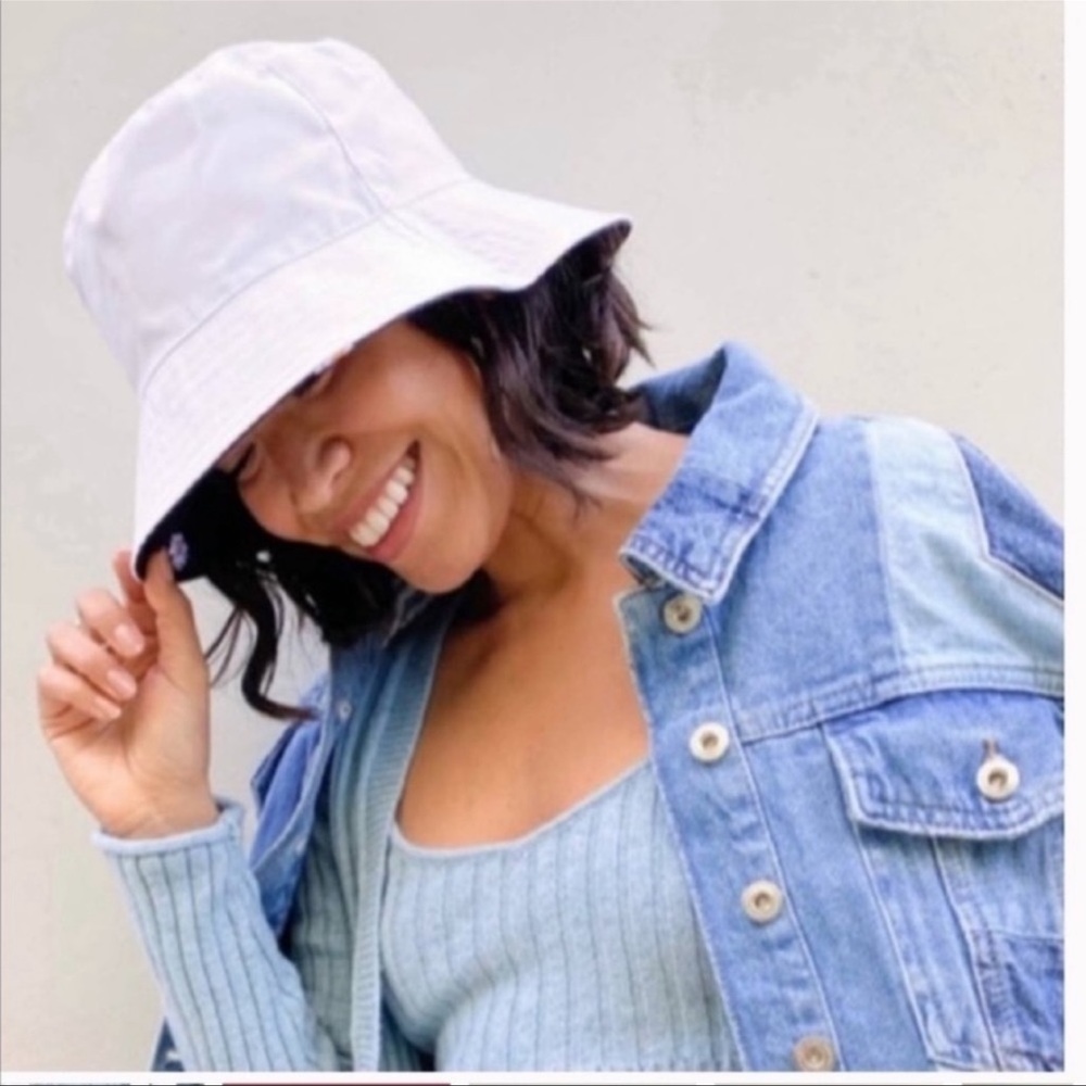 ✨NEW✨Alice + Olivia Reversible Bucket Hat - Picture 2 of 8